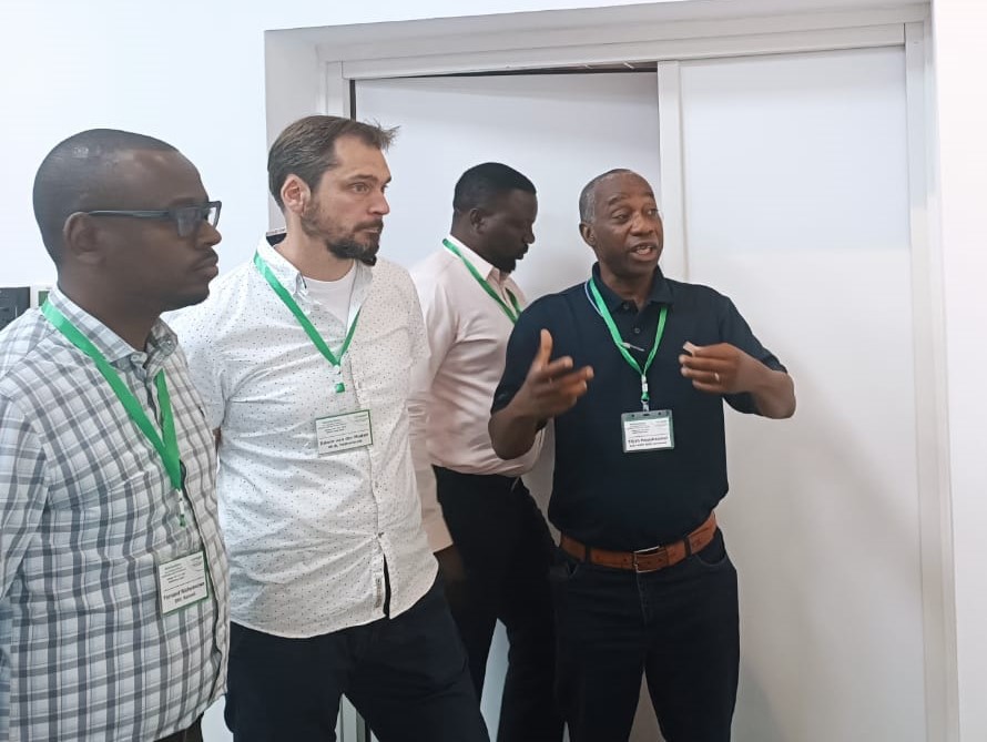 Elijah explaining HortiNigeria project to other attendees