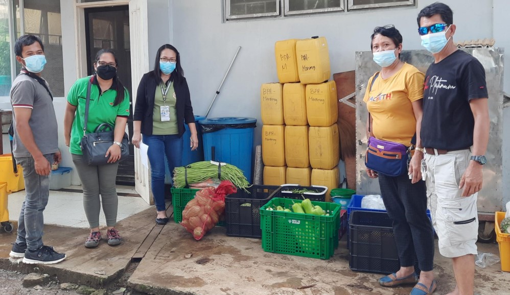 Elvira Baño and others in her group delivering vegetables to a provincial hospital