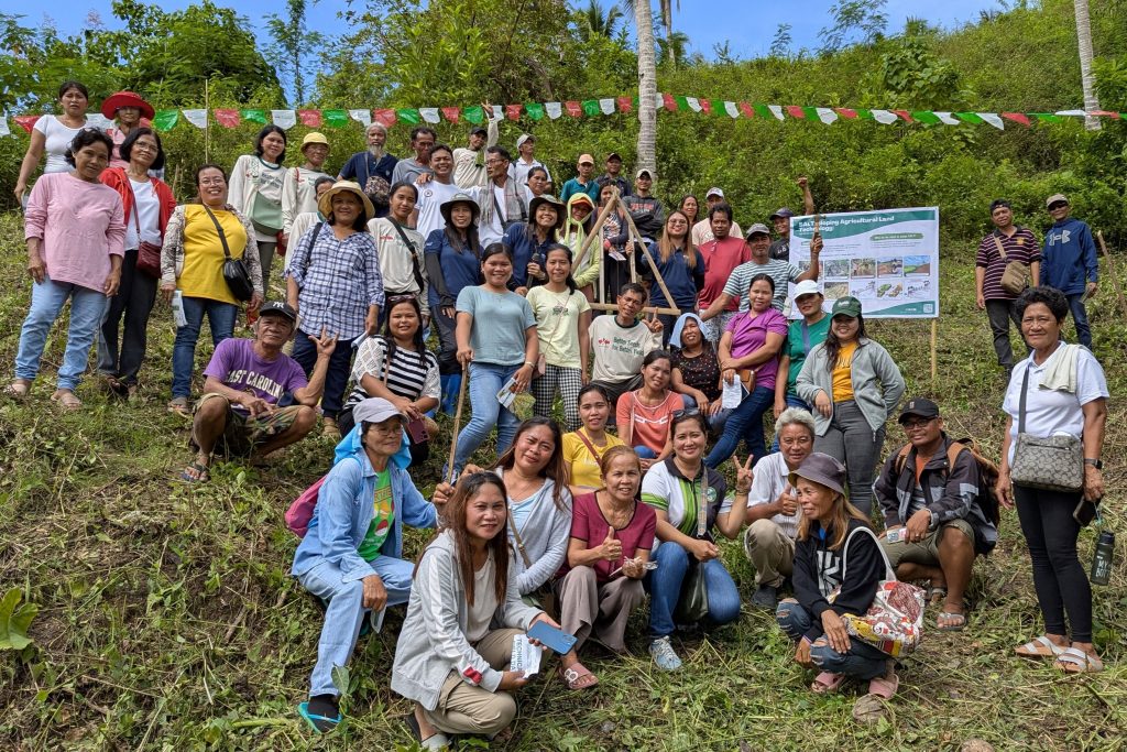 Large group of farmers who expressed interest in Sloping Agricultural Land Technology (SALT) after learning about it.