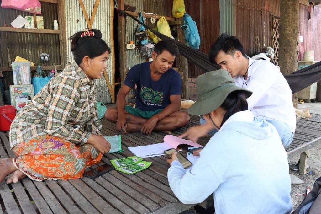 EWS-KT Technical Field Officer Chhorn Yanut and Assistant Technical Manager Nov Menghort explain about business planning at farmer Suon Sorn’s house.
