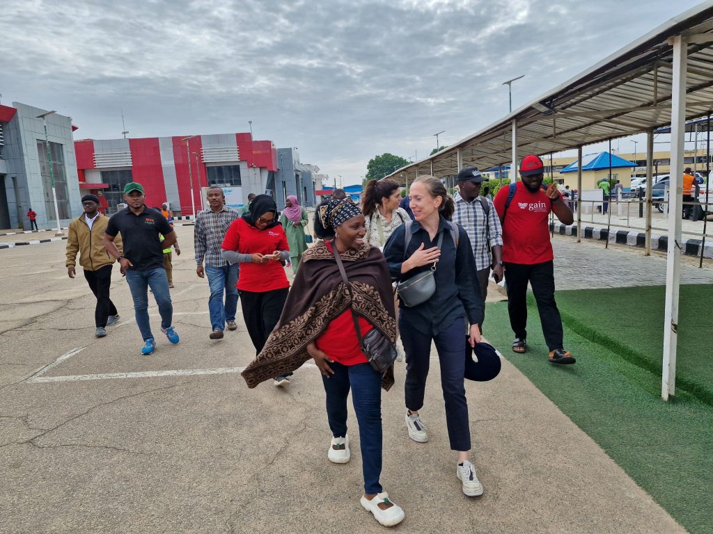 Ruth Ardzard, EWS-KT Knowledge Transfer Manager for Nigeria, and Eline Minneboo, Senior Project Advisor at the Netherlands Enterprise Agency (RVO) leading the way at the airport in Kano, Nigeria.