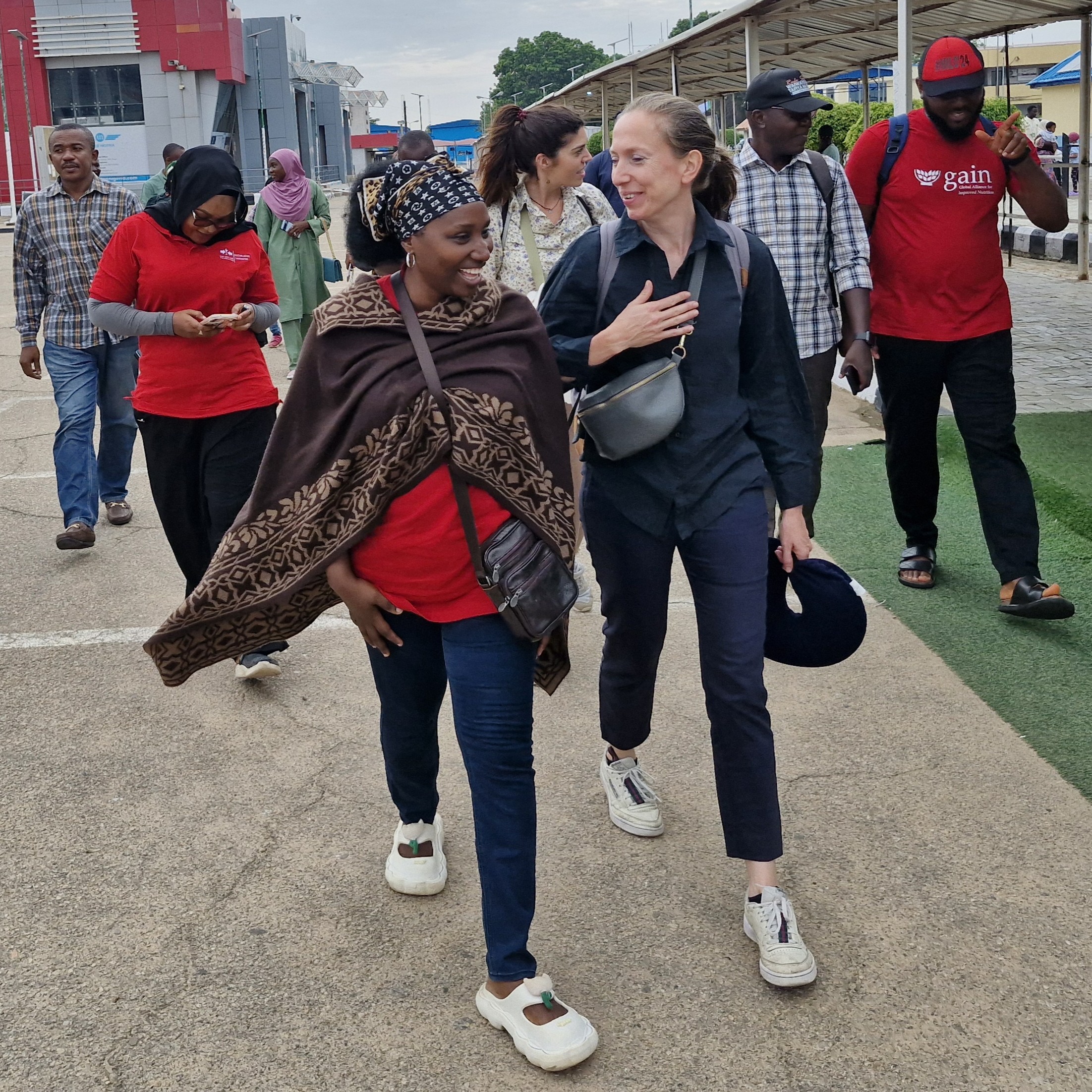 Ruth Ardzard, EWS-KT Knowledge Transfer Manager for Nigeria, and Eline Minneboo, Senior Project Advisor at the Netherlands Enterprise Agency (RVO) leading the way at the airport in Kano, Nigeria.