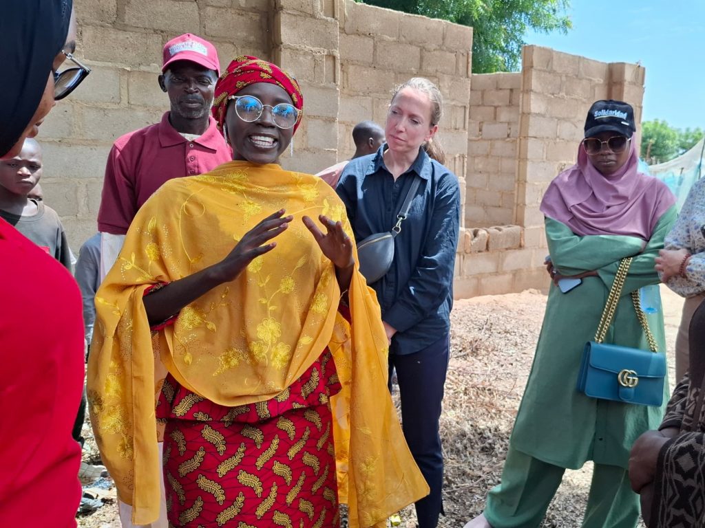 Kaulat Ayuba, a farmer under the SDGP project, speaks to visitors.