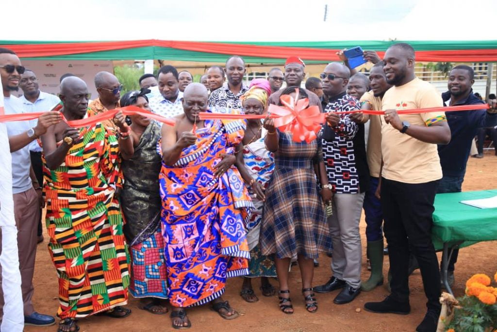 Nana Bonsu, chief of Duayaw Nkwanta, cutting the ribbon to open the learning farm.
