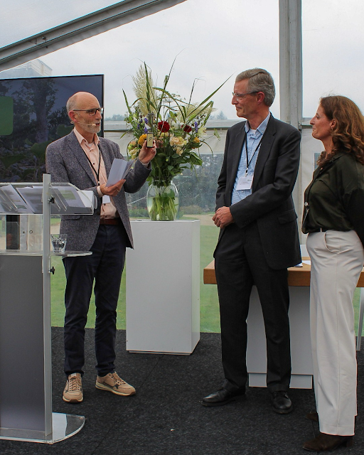 Maaike and Ard Groot accept the Plantum Impact Award.
