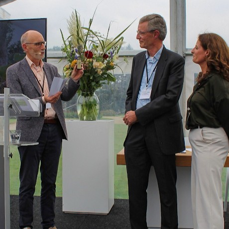 Maaike and Ard Groot accept the Plantum Impact Award.