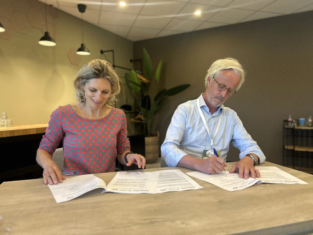 Heske Verburg, Managing Director of Solidaridad Europe, and Rutger Groot, Board Chair of East-West Seed Knowledge Transfer Foundation, sign a collaboration agreement for the two organizations.